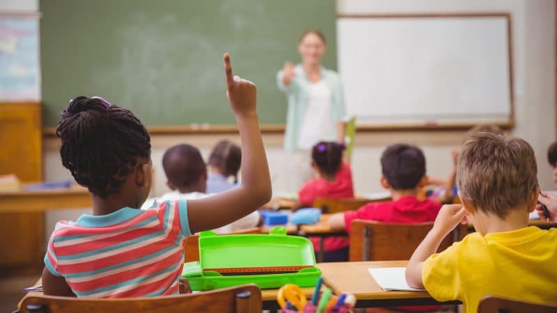 Crianças brasileiras leem menos e usam mais telas que média internacional