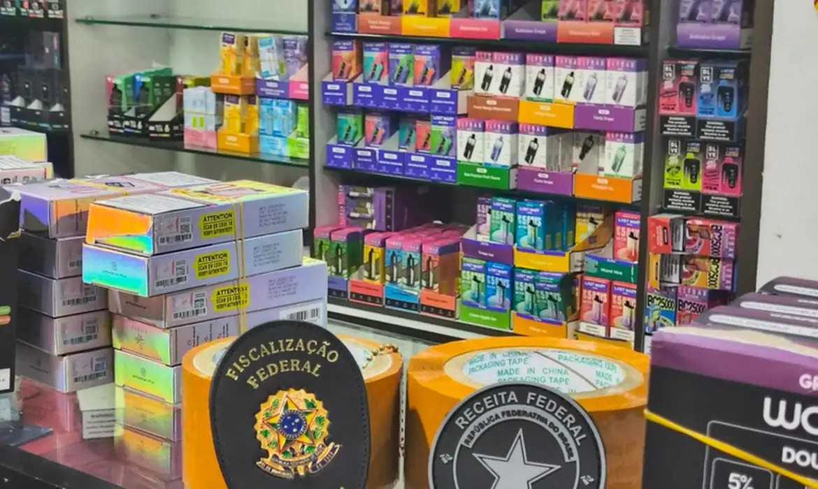 Ação conjunta apreende cigarros eletrônicos e maços contrabandeados