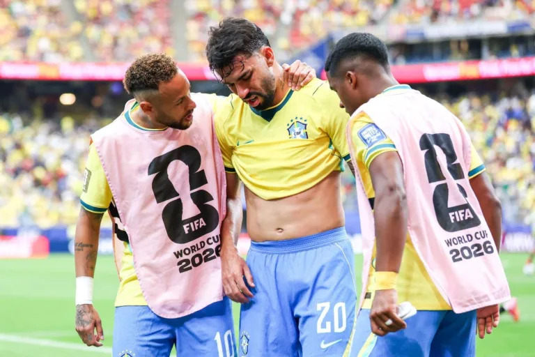 Lucas Paquetá sofre lesão na coxa e deve desfalcar o Brasil nas oitavas da Copa