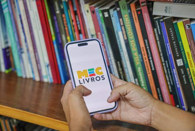 Livro da escritora cearense Socorro Acioli lidera acessos no MEC Livros