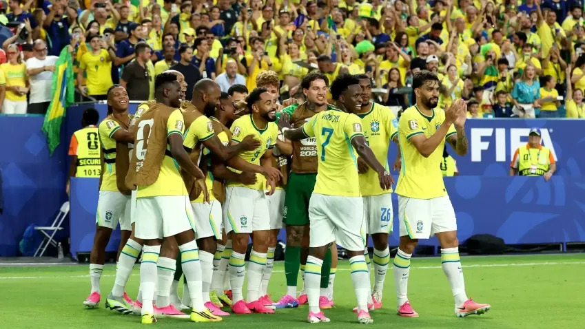 Brasil vira sobre o Japão nos acréscimos e avança às oitavas da Copa
