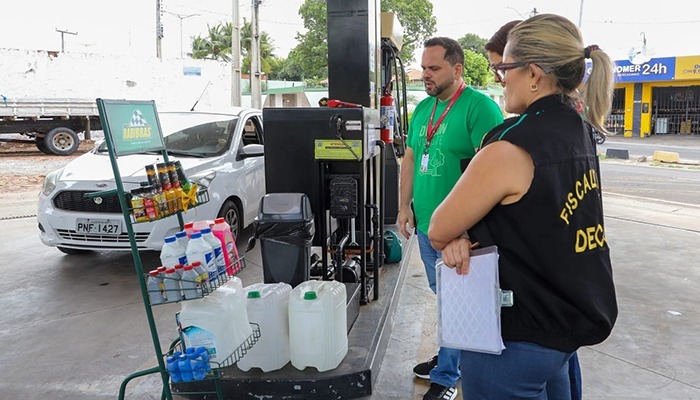 Decon autua postos e banco em Sobral por irregularidades no atendimento e preços