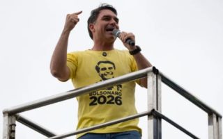Simón Levy afirma que Flávio Bolsonaro chegou aos EUA, mas não há confirmação oficial