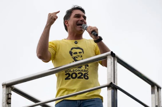 Flávio Bolsonaro anuncia participação em ato político no Ceará