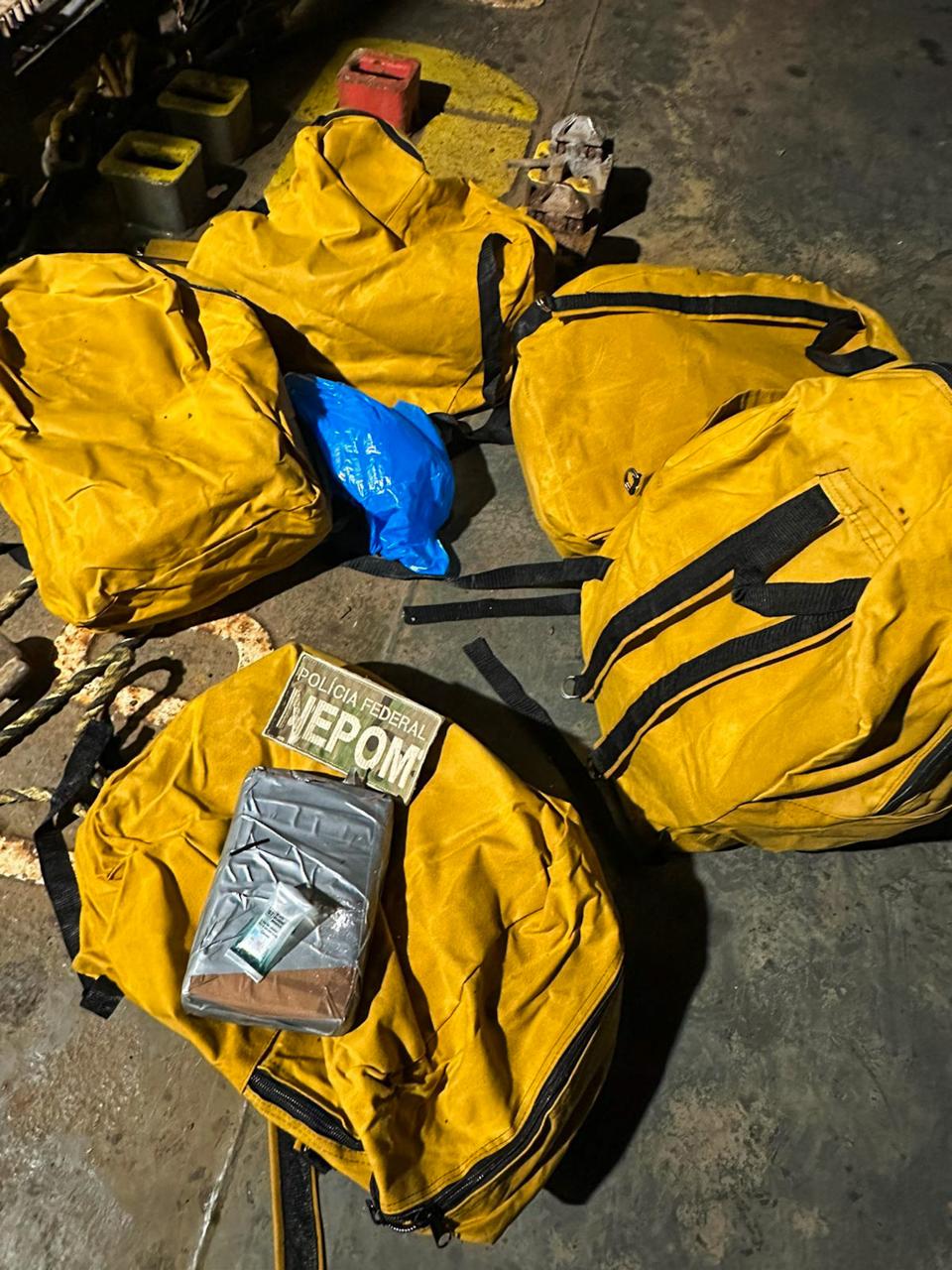 Polícia Federal apreende 18 pacotes de droga durante ação no litoral do Ceará