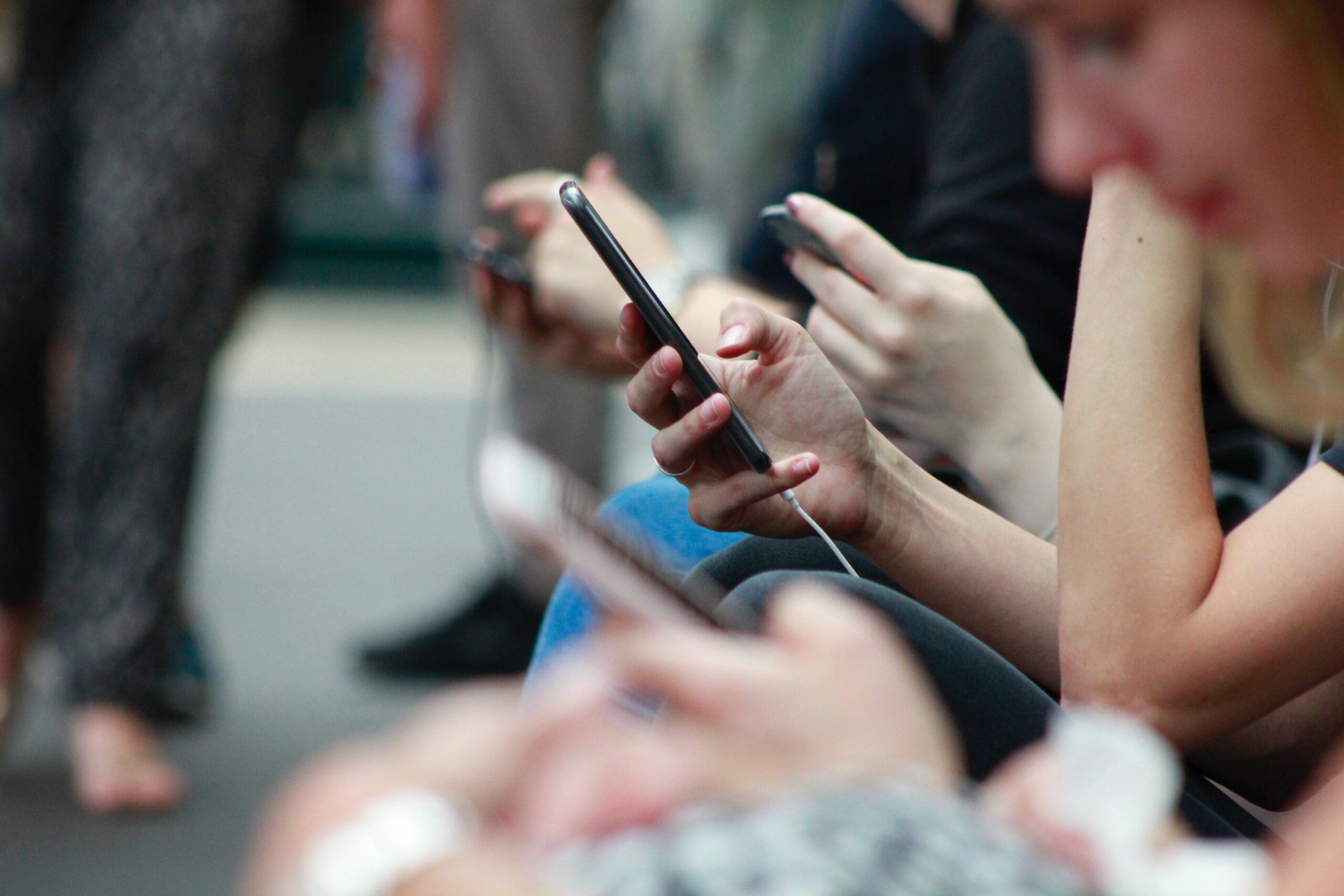 Redes sociais ampliam polarização e isolamento entre jovens, aponta estudo