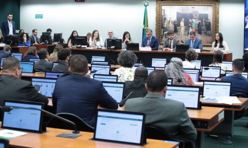 Redução da maioridade penal avança na Câmara após aprovação na CCJ
