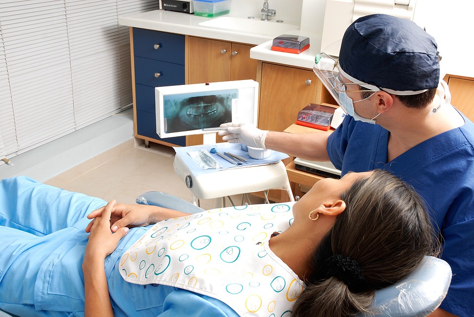 Projeto aprovado no Senado fixa piso de R$ 13,6 mil para médicos e dentistas