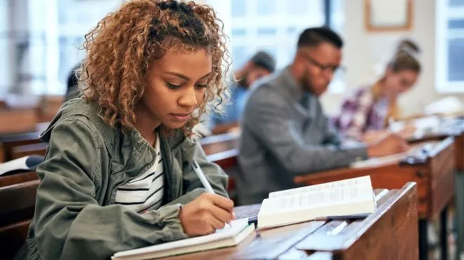 Mulheres negras seguem com piores indicadores de emprego e renda no Brasil
