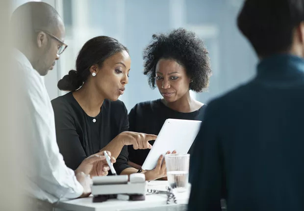 Mulheres negras seguem com piores indicadores de emprego e renda no Brasil