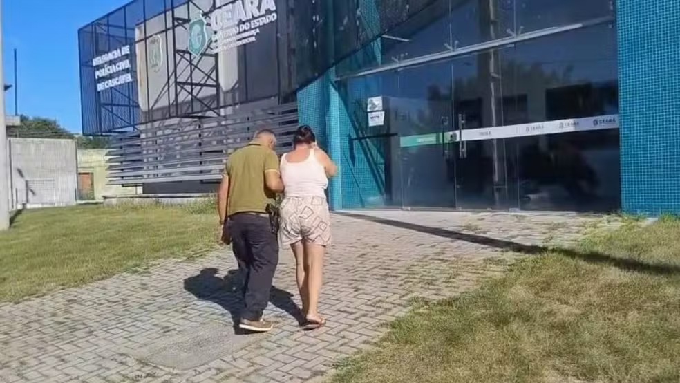 Mulher é presa após impedir colega trans de usar banheiro feminino em Cascavel