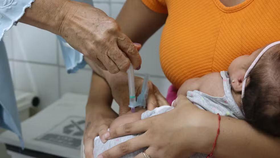 Prefeitura de Fortaleza inicia aplicação da vacina Pneumo 20 em postos de saúde