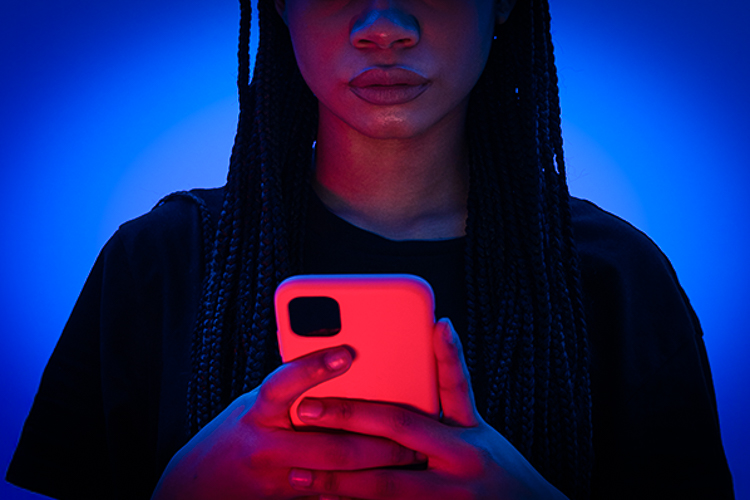 Violência digital contra mulheres cresce 188,6% em um ano