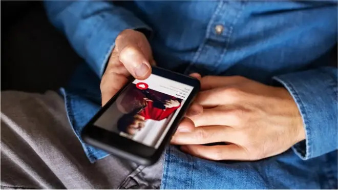 Dupla é presa por extorsão em encontros marcados por app de relacionamento