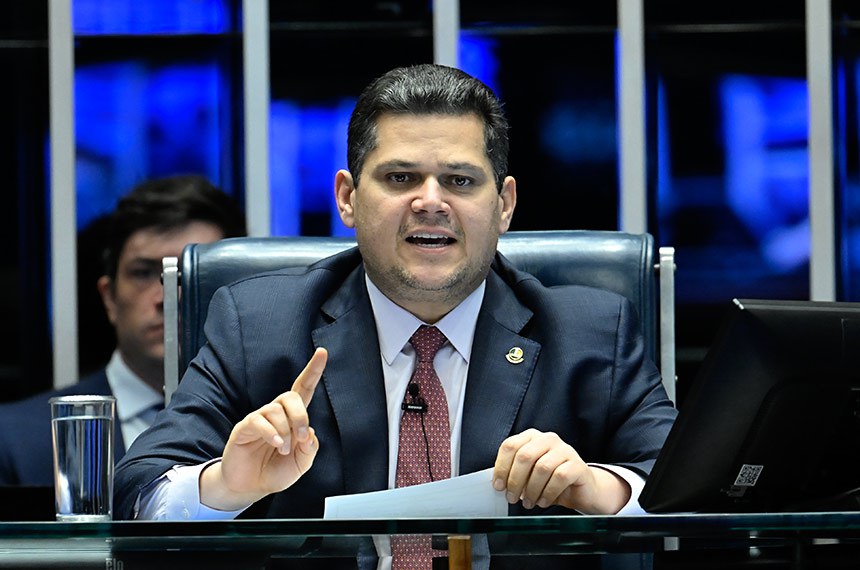 "Romário está honrando o Brasil", diz Alcolumbre ao defender senador durante a Copa