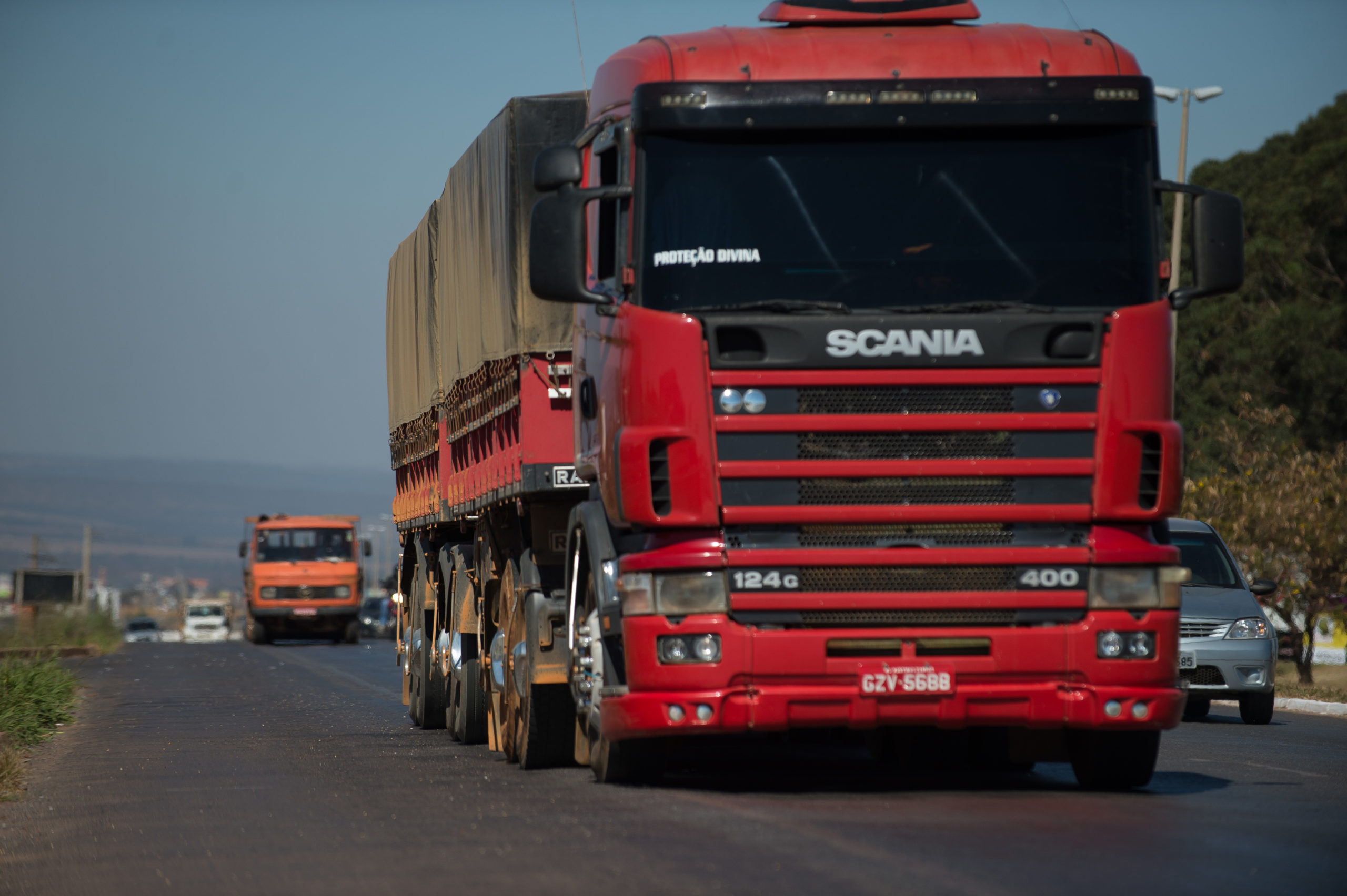 Caminhões trafegam pela BR-040