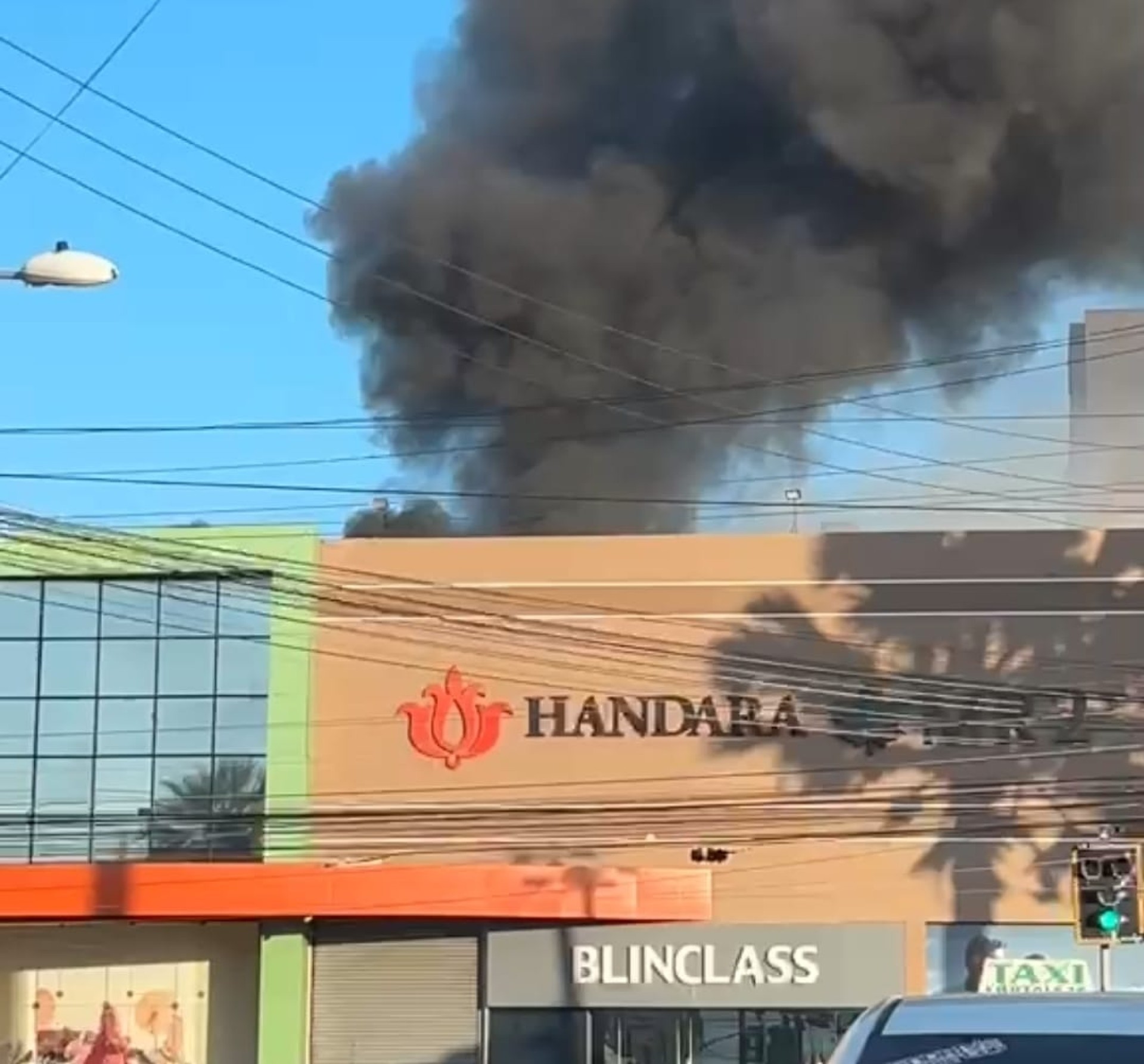 Incêndio de grandes proporções atinge distribuidora e Ceará Shopping em Fortaleza