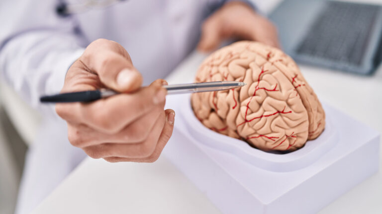 Pesquisa revela avanços em terapia experimental contra Alzheimer