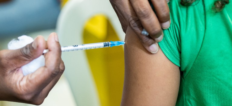 SUS amplia prazo para vacinação contra HPV em adolescentes e jovens