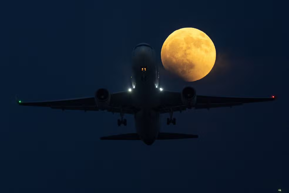 Eclipse lunar visto em San Diego, na Califórnia - Foto: Reprodução - Mike Blake/Reuters