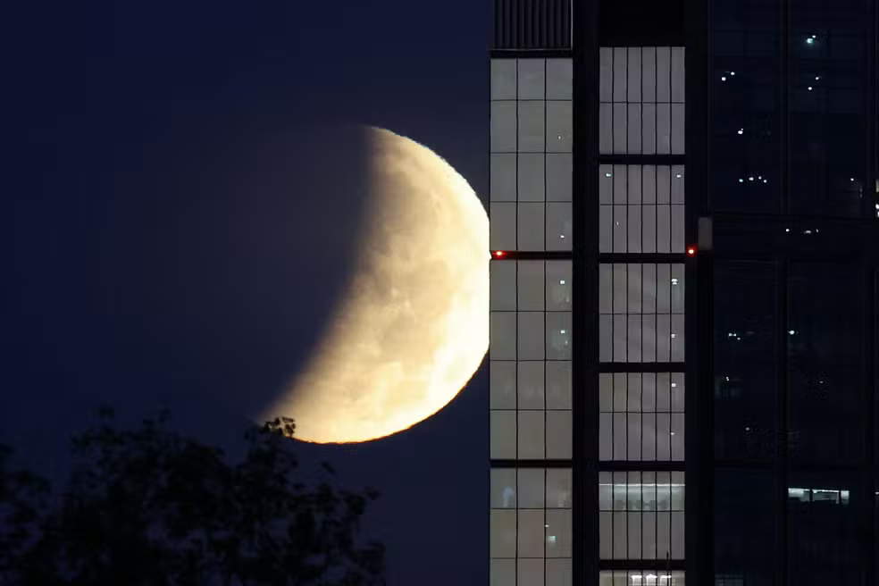 Eclipse lunar visto em Varsóvia - Foto: Reprodução - REUTERS/Kacper Pempel