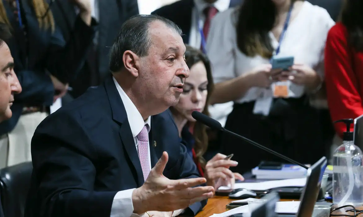 Omar Aziz apresenta relatório favorável ao fim da escala 6x1 no Brasil