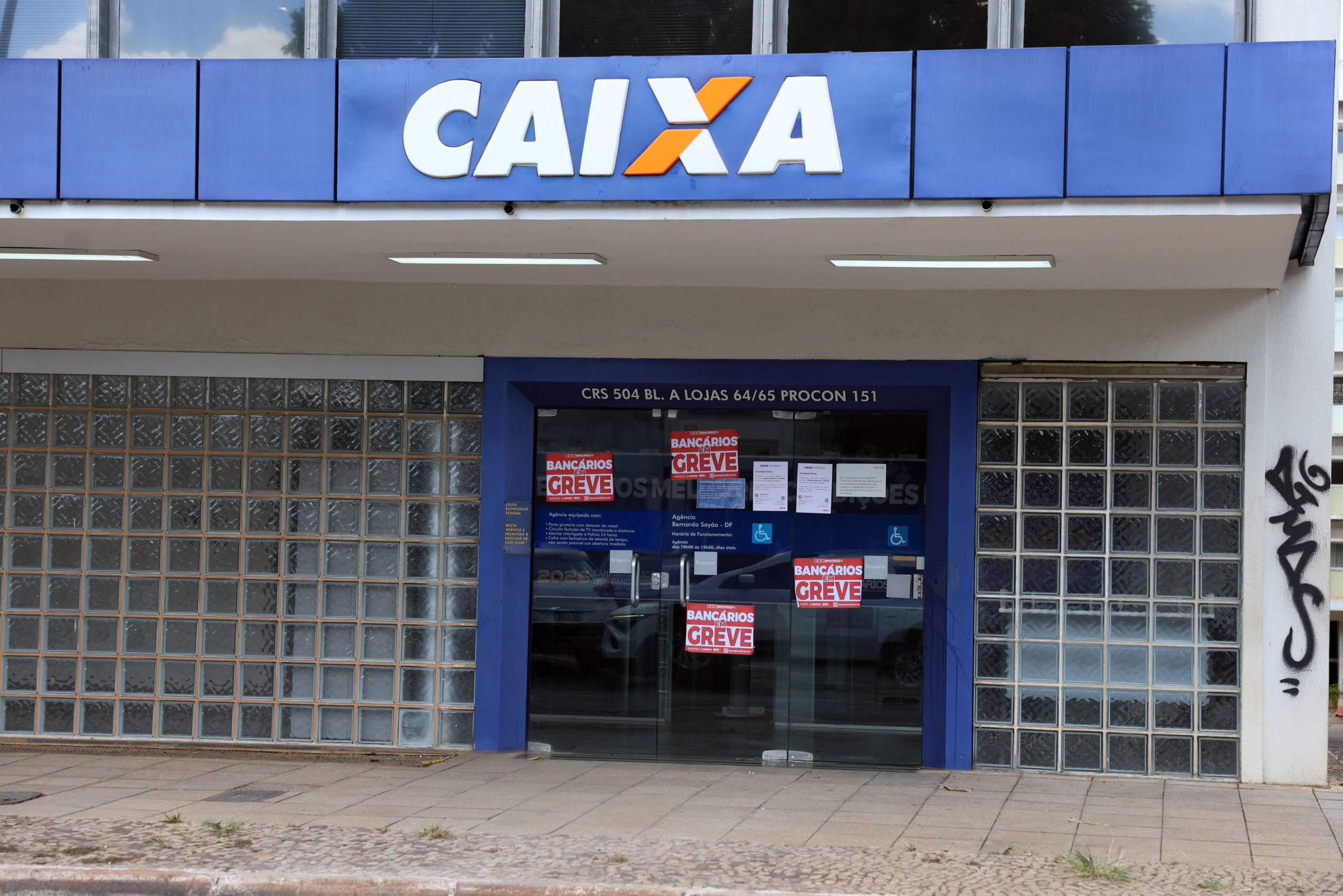 Fachada do banco Caixa Econômica com portas fechadas e faixas com indicativo de greve. Foto: Reprodução - Valter Campanato/Agência Brasil