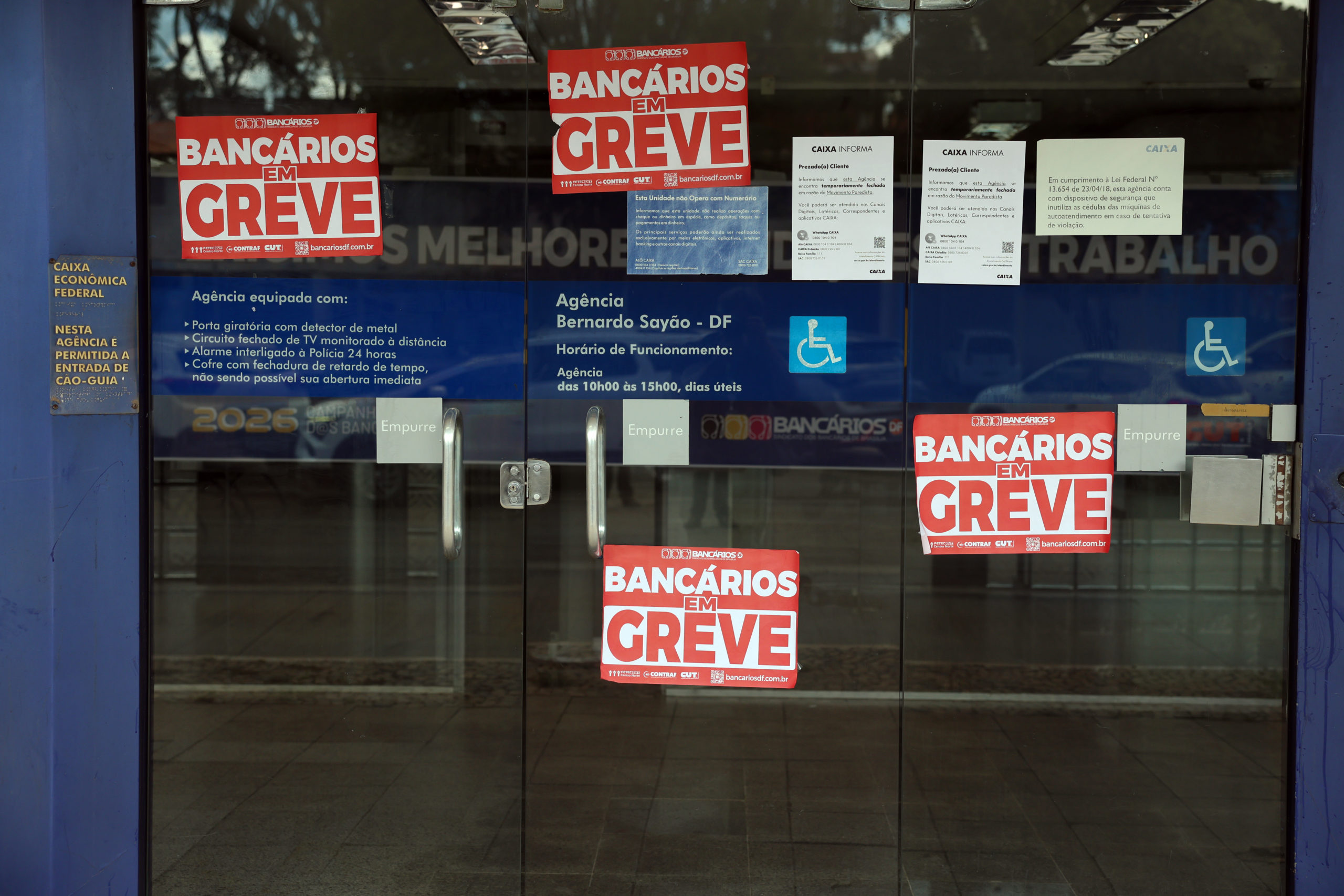 Fachada do banco Caixa Econômica com portas fechadas e faixas com indicativo de greve. Foto: Reprodução - Valter Campanato/Agência Brasil