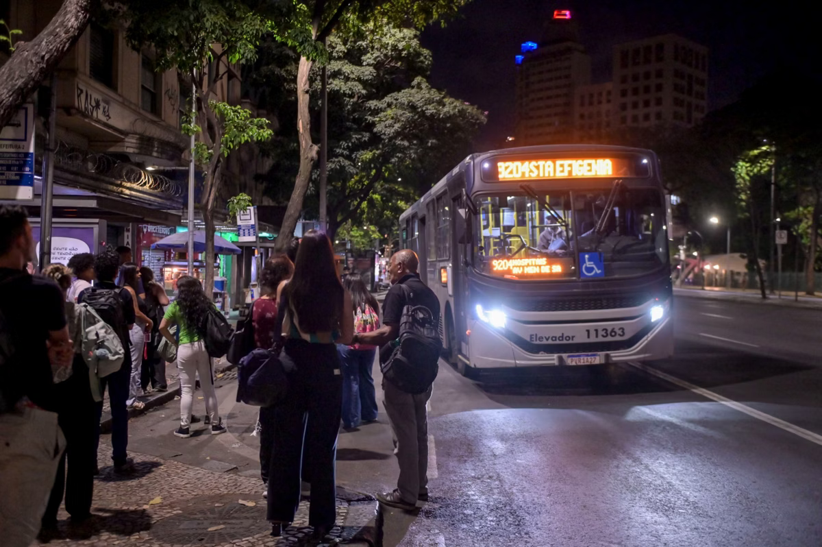 Parada de ônibus em Belo Horizonte | Foto: Reprodução - Fred Magno / O TEMPO