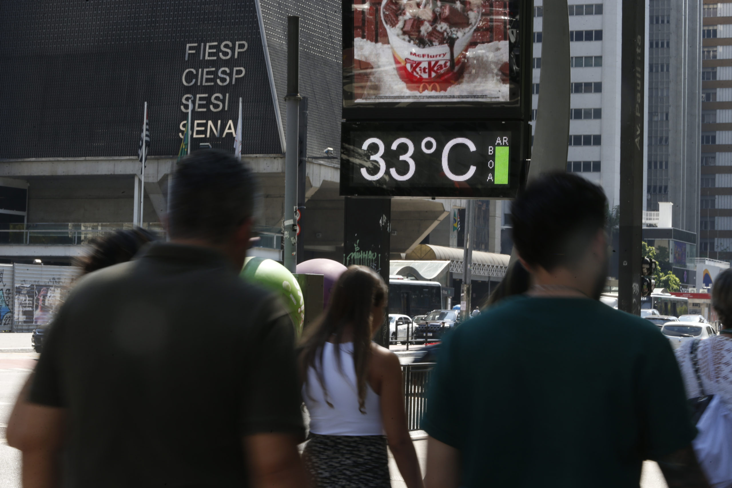 Termômetros na Avenida Paulista oscilando entre 33 e 35 graus | Foto: Reprodução - Paulo Pinto/Agência Brasil