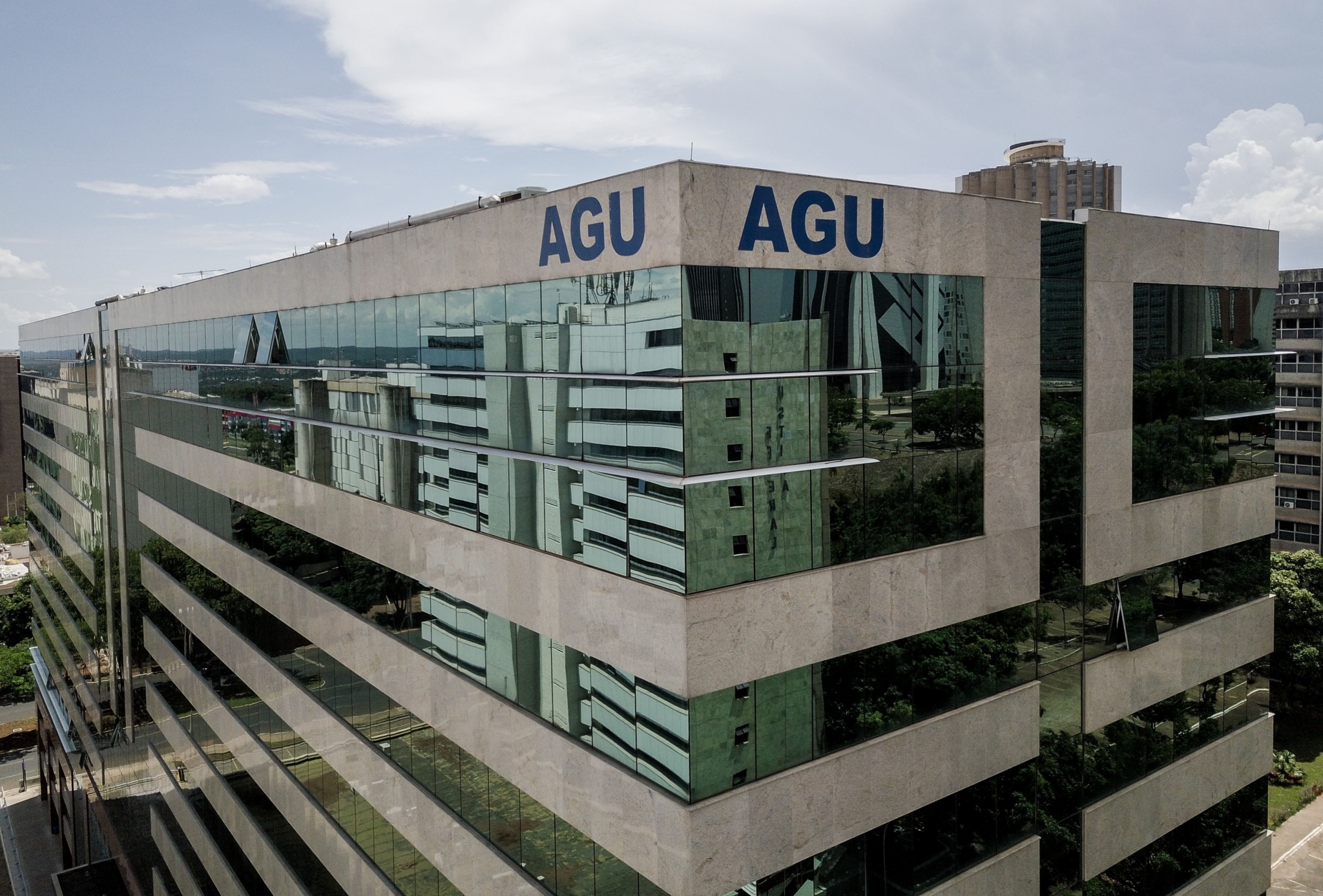 AGU processa 17 bets e pede R$ 1 bilhão por danos morais coletivos