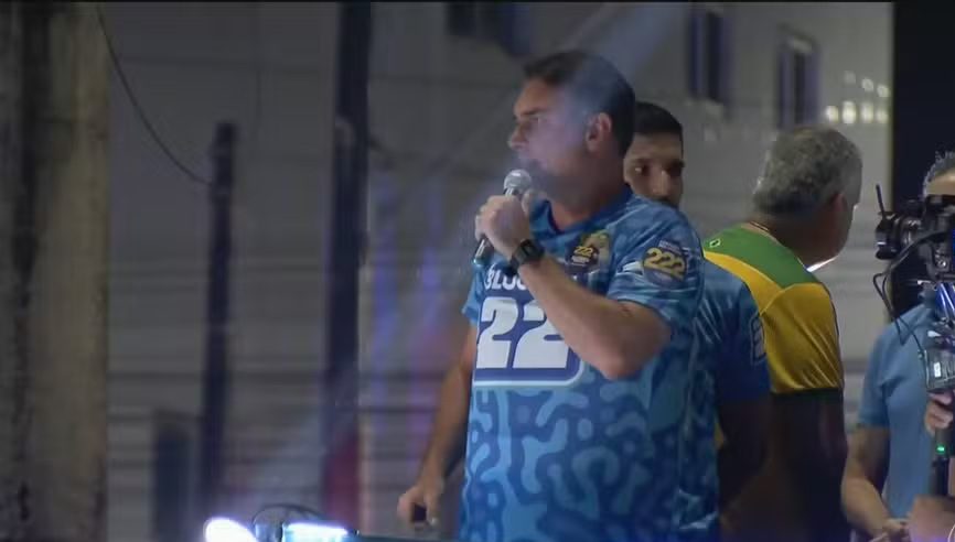 “Estarei com o governador que combater as facções”, afirma Flávio Bolsonaro