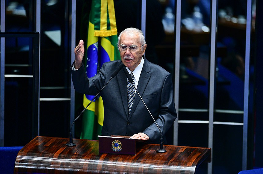 Ex-presidente José Sarney é internado com pneumonia aos 96 anos