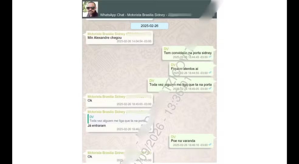 Segundo a PF, os registros mostram que Vorcaro mantinha contato com um número salvo como “Alexandre de Moraes BRASILIA”, mas o relatório reúne apenas as mensagens enviadas pelo ex-banqueiro. Parte do conteúdo foi recuperada a partir de capturas de tela, arquivos temporários e registros de envio.Entre os principais achados, estão mensagens nas quais Vorcaro teria perguntado a Moraes se deveria deixar o país dias antes de ser preso; referências a contratos de R$ 130 milhões e R$ 50 milhões envolvendo o escritório da esposa do ministro; reclamações sobre pagamentos; e uma mensagem em que o banqueiro afirma ter uma “dívida de vida” com Moraes. O relatório também aponta supostos encontros entre os dois e indica que Vorcaro teria preparado uma recepção “ultra VIP” para uma visita de Moraes a Campos do Jordão. Há ainda registros que, segundo a PF, sugerem participação de Moraes na definição de convidados e programação de eventos jurídicos promovidos pelo Banco Master em Londres.