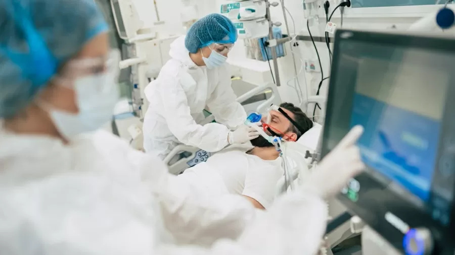 Oito em cada dez médicos de UTI apresentam algum nível de esgotamento emocional