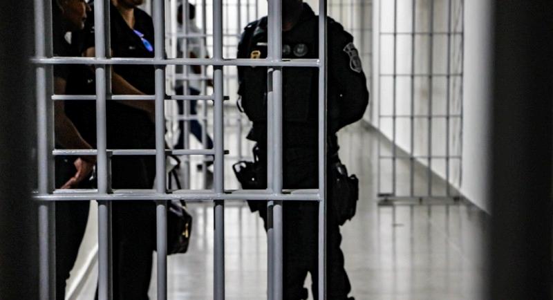 Gastos com polícias superam em 5,4 mil vezes investimentos em egressos, diz estudo