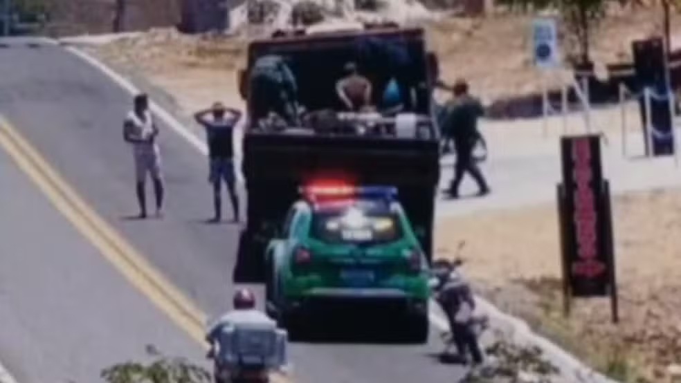 PM intercepta caminhão com homens escondidos e ferramentas para retirar trilhos