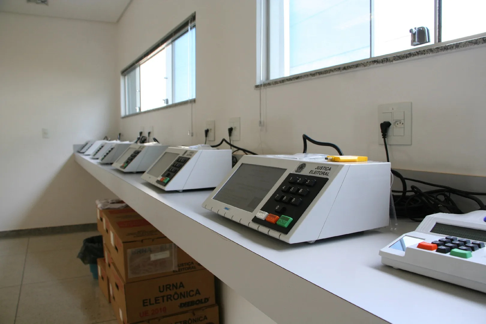 Urnas eletrônicas começam a ser preparadas para as Eleições 2026 no Ceará