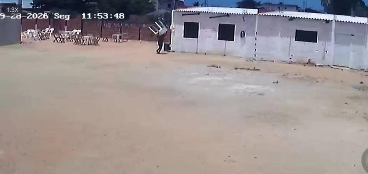 Câmeras registram furto de mesas e cadeiras dentro de igreja em Cascavel