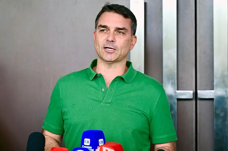 Moraes proíbe Flávio Bolsonaro de deixar o Brasil e manda entregar passaportes