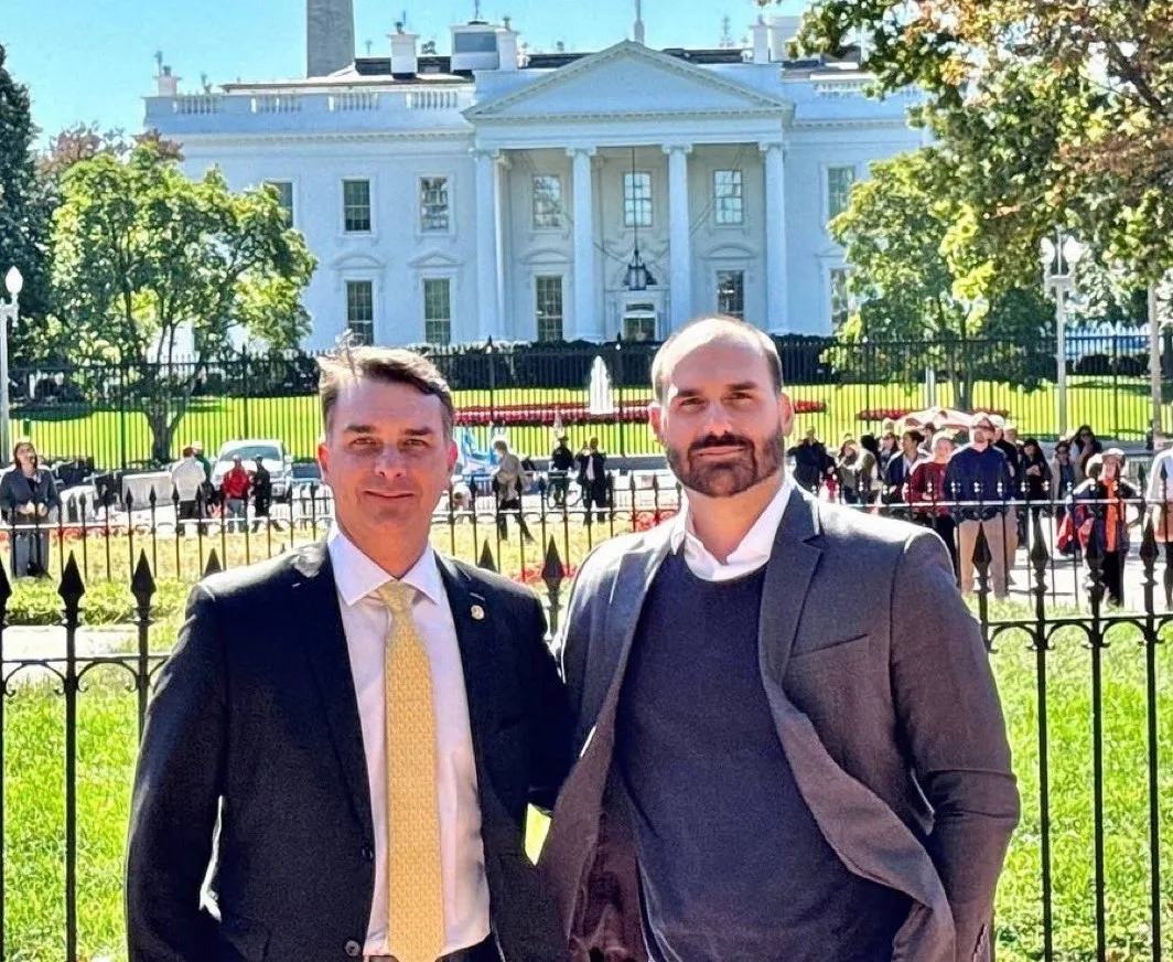 Flávio e Eduardo em frente a Casa Branca, sede oficial do governo dos Estados Unidos | Foto: Reprodução/Redes sociais