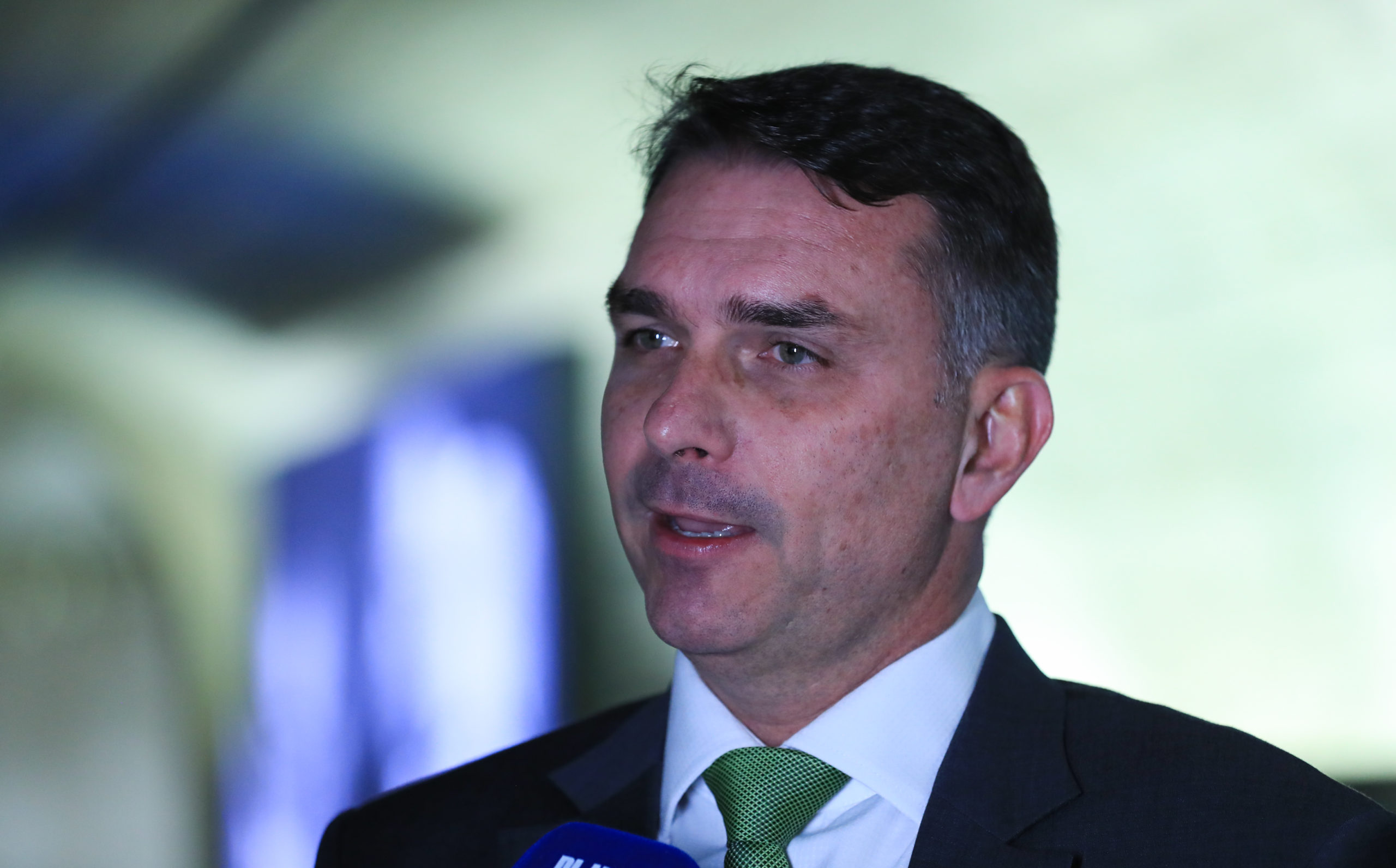 Senador Flávio Bolsonaro durante entrevista em Brasília | Foto: Reprodução - Lula Marques/Agência Brasil