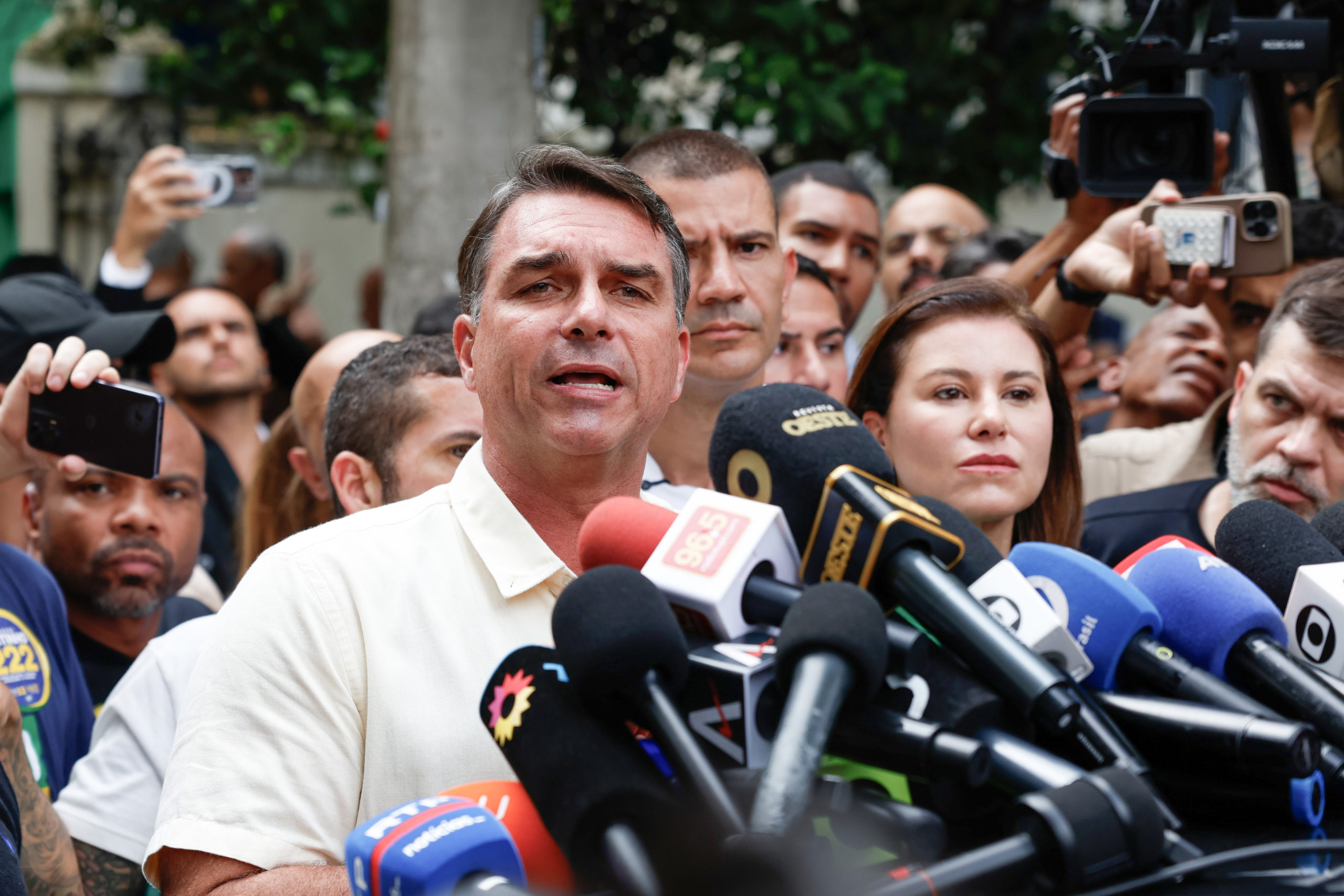 O candidato à presidência da República Flávio Bolsonaro (PL) vota na Escola Municipal Barão Homem de Mello, em Vila Isabel | Foto: Reprodução - Fernando Frazão/Agência Brasil