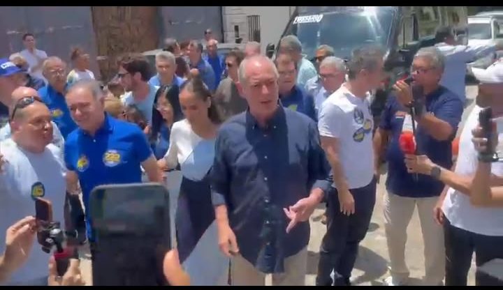Com apoiadores, Ciro comparece à votação nesse domingo (04)
