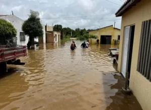 Além da cidade de Santa Quitéria, os municípios de São Luís do Curu e Itapajé estão sob estado de alerta devido às últimas chuvas - (Foto: Reprodução/ A Voz de Santa Quitéria)