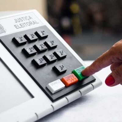 Menos da metade dos brasileiros estão satisfeitos com a democracia